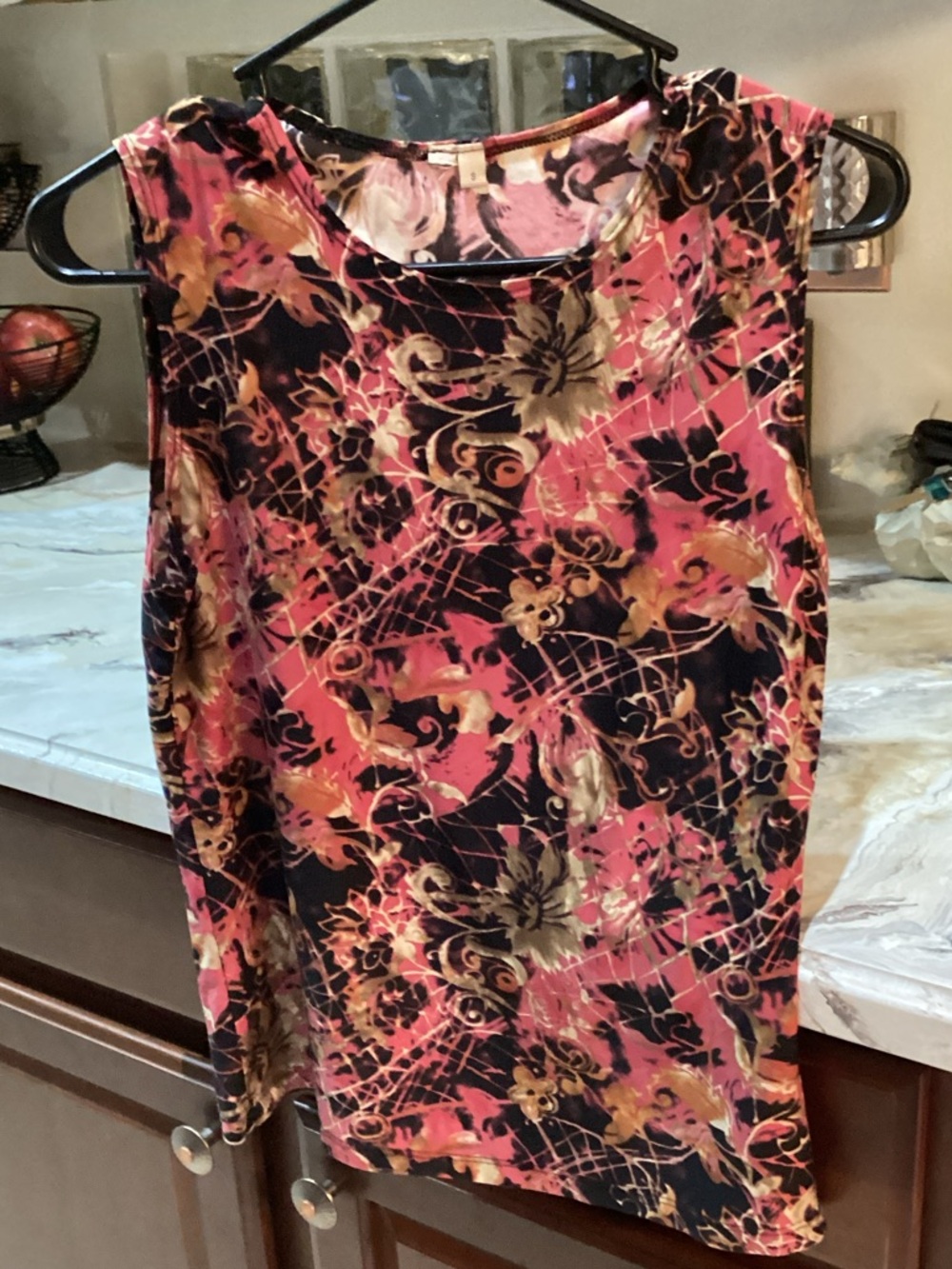 Sleeveless Floral Print Tank Top in Pink, Black & Gold